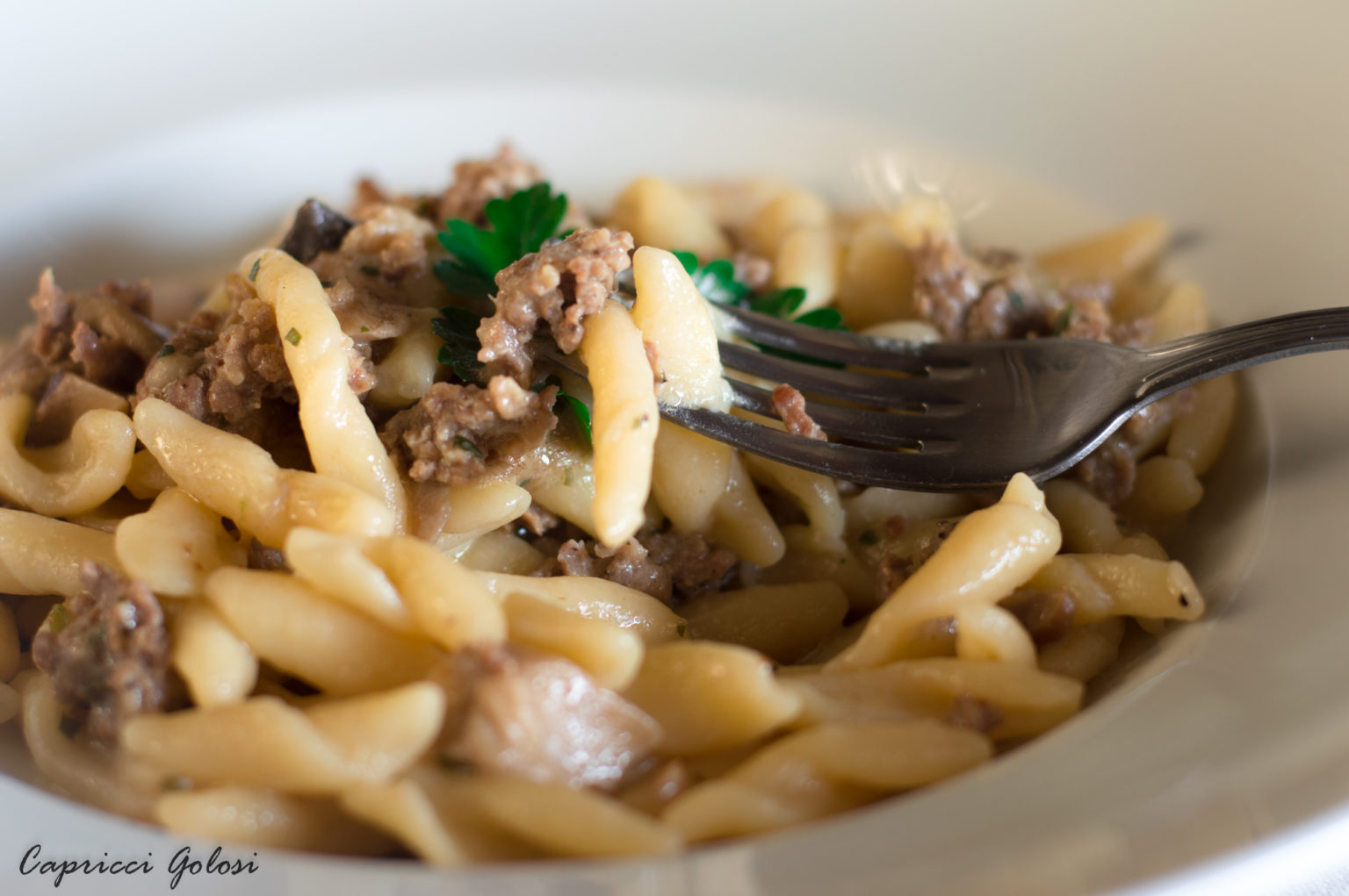 Strozzapreti freschi fatti a mano con funghi e salsiccia ...